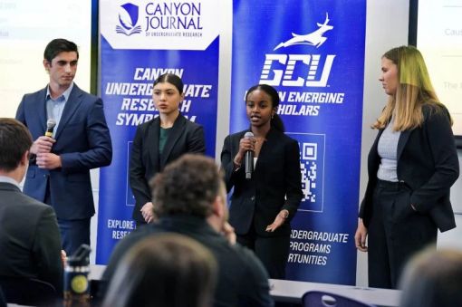 Các sinh viên đang cùng nhau nỗ lực nâng cao nhận thức về việc phòng chống lạm dụng tình dục